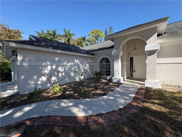 804 Bluebird ST, Naples, FL 34104