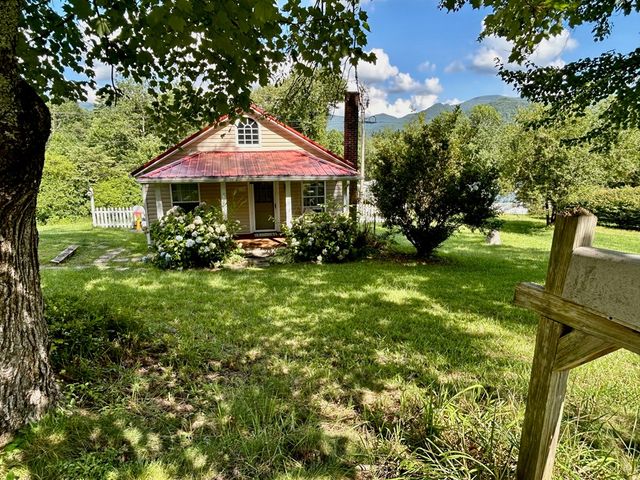136 West Vineyard, Hayesville, NC 28904