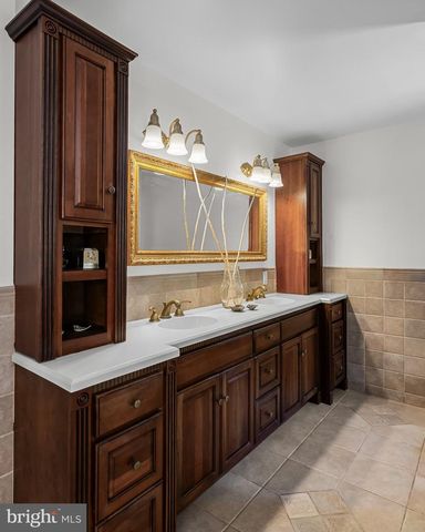 2 ACORN HILL DR, Voorhees, NJ 08043