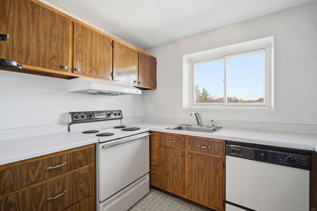 2 Carillon Drive APT D, Rocky Hill, CT 06067