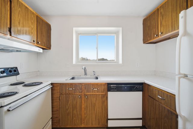 2 Carillon Drive APT D, Rocky Hill, CT 06067