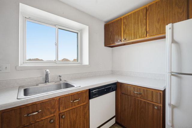 2 Carillon Drive APT D, Rocky Hill, CT 06067