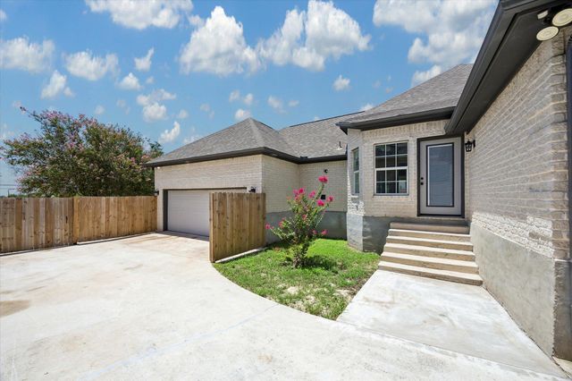 321 Quarry Springs DR, San Marcos, TX 78666