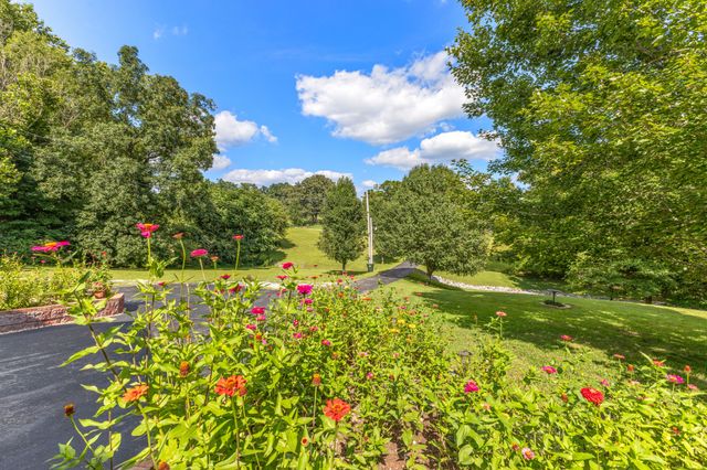 1198 W Grab Creek Rd, Dickson, TN 37055