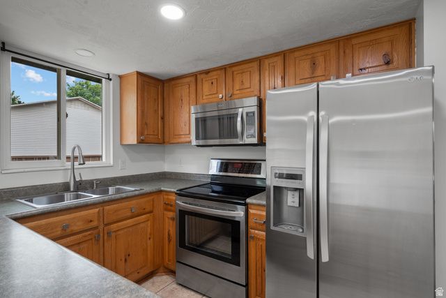 812 STORMY CREEK RD, Sandy, UT 84094
