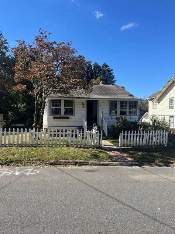 44 Woodlawn Avenue, Ansonia, CT 06401