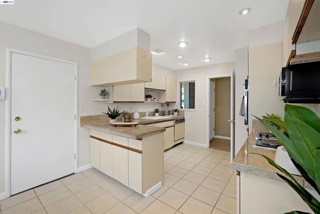 26003 Dodge Ave, Hayward, CA 94545