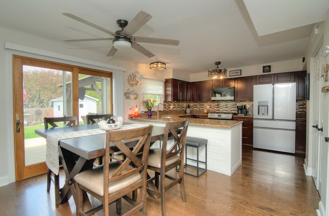 421 Burke Drive, Carol Stream, IL 60188