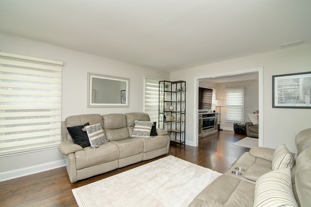 421 Burke Drive, Carol Stream, IL 60188