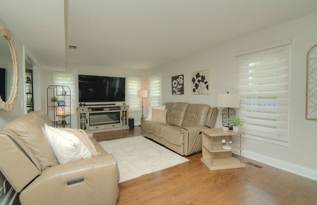 421 Burke Drive, Carol Stream, IL 60188