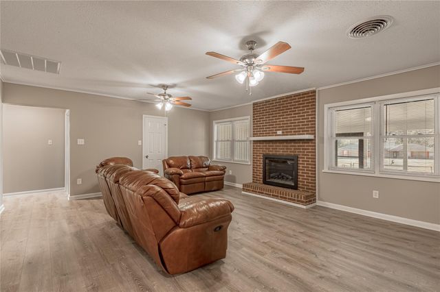 2201 Badger Lane, Huntsville, TX 77320