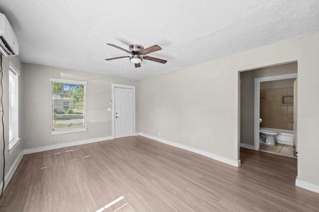 8 Jennische St, Baytown, TX 77520