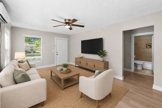8 Jennische St, Baytown, TX 77520