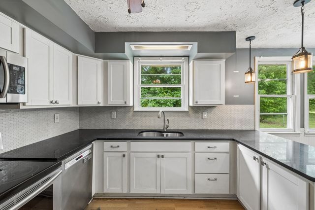 11170 Challenge Dr, Bon Aqua, TN 37025