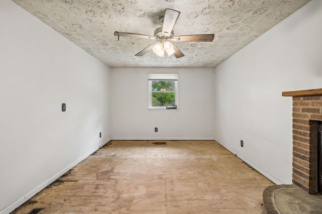 11170 Challenge Dr, Bon Aqua, TN 37025