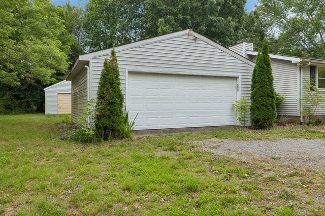 11170 Challenge Dr, Bon Aqua, TN 37025