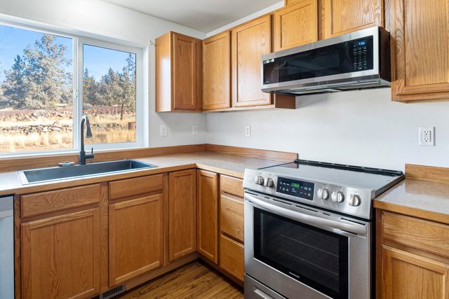 2350 NW Rimrock Loop, Redmond, OR 97756