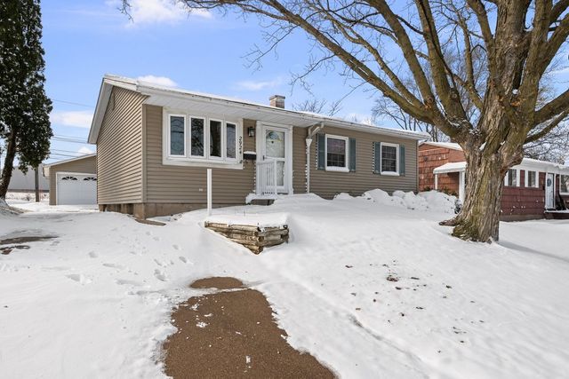 2924 Lincoln Avenue N, Davenport, IA 52804