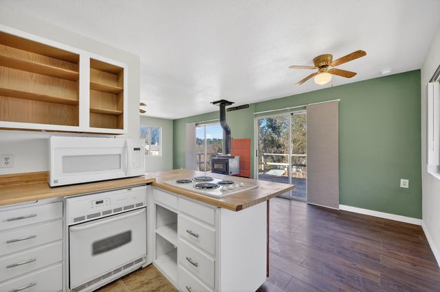 2932 Hoffman Dr, Valley Springs, CA 95252