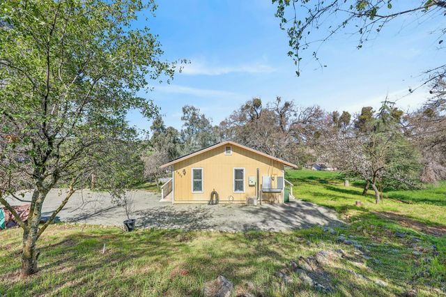2932 Hoffman Dr, Valley Springs, CA 95252