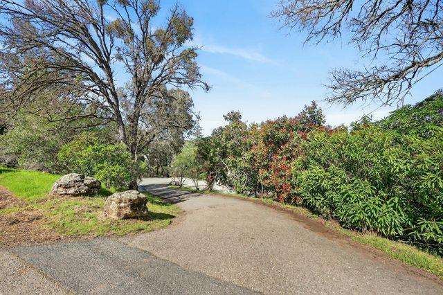 2932 Hoffman Dr, Valley Springs, CA 95252