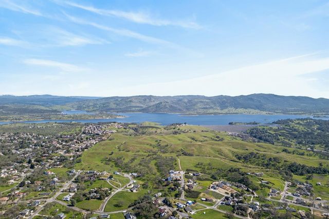 2932 Hoffman Dr, Valley Springs, CA 95252