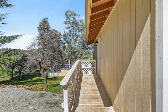 2932 Hoffman Dr, Valley Springs, CA 95252