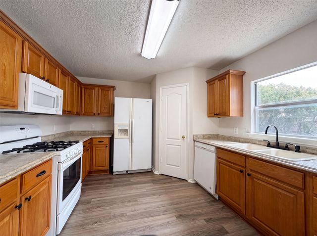 7001 Edmundson Drive, Arlington, TX 76002