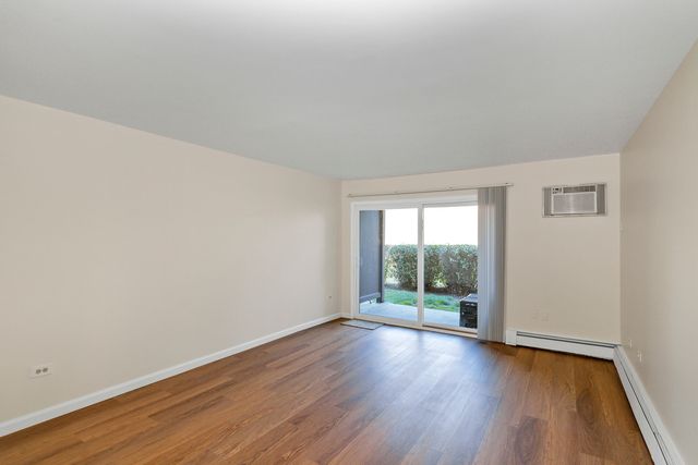 1085 Higgins Quarters Drive 104, Hoffman Estates, IL 60194