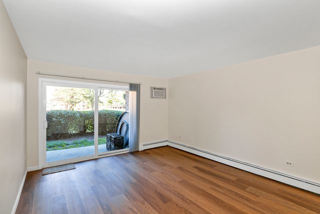 1085 Higgins Quarters Drive 104, Hoffman Estates, IL 60194
