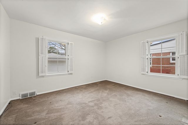 1158 Hawthorne Road, Grosse Pointe Woods, MI 48236