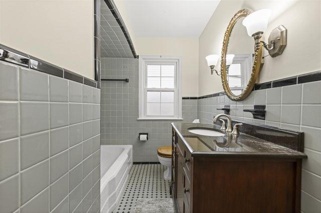 1158 Hawthorne Road, Grosse Pointe Woods, MI 48236