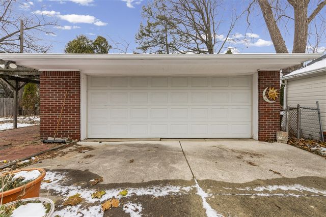 1158 Hawthorne Road, Grosse Pointe Woods, MI 48236