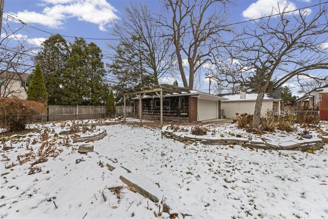 1158 Hawthorne Road, Grosse Pointe Woods, MI 48236