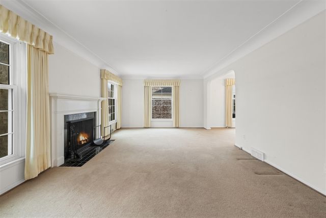 1158 Hawthorne Road, Grosse Pointe Woods, MI 48236