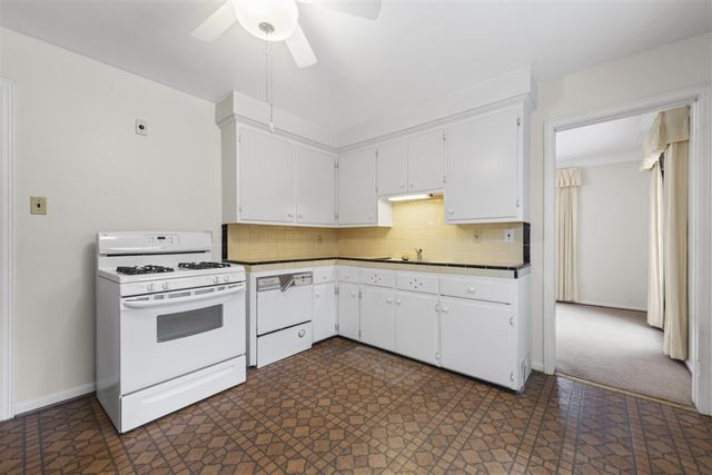 1158 Hawthorne Road, Grosse Pointe Woods, MI 48236