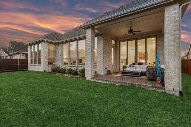 808 Bluestem Drive, Aubrey, TX 76227