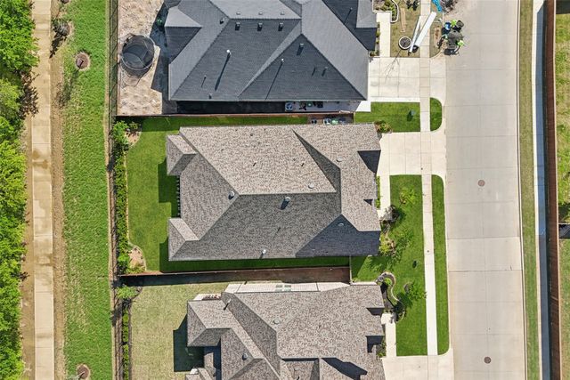 808 Bluestem Drive, Aubrey, TX 76227