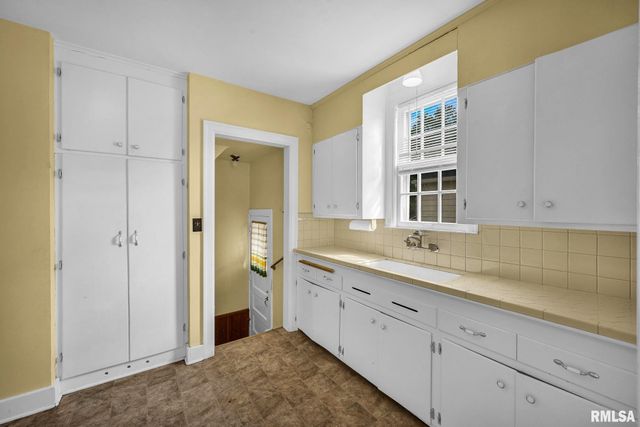 706 N ASHLAND Avenue, West Peoria, IL 61604