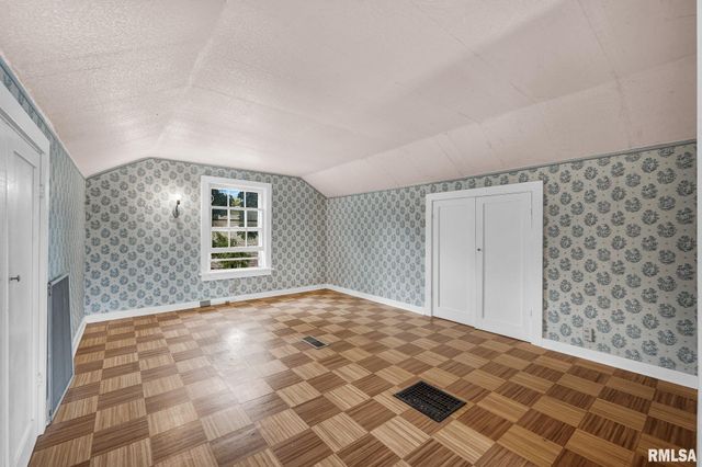 706 N ASHLAND Avenue, West Peoria, IL 61604