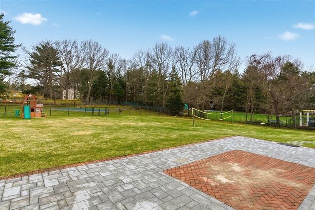 39 Peartree Dr, Westwood, MA 02090