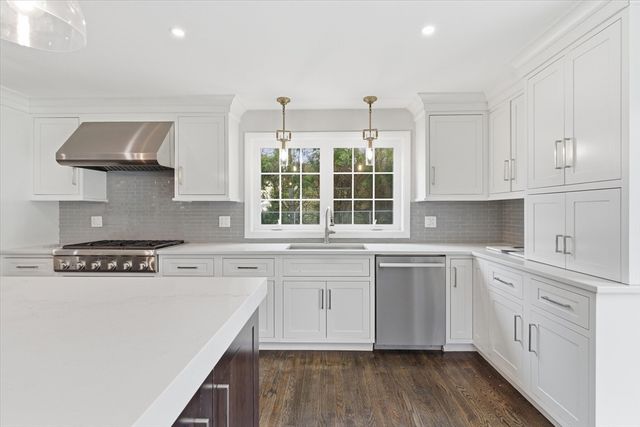 39 Peartree Dr, Westwood, MA 02090