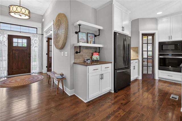 1309 NE Brandywine Drive, Lee's Summit, MO 64064