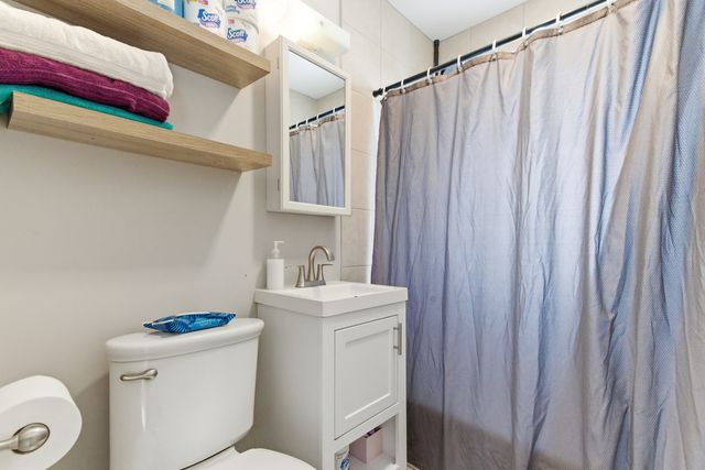 204 Woodlawn Drive, Mundelein, IL 60060