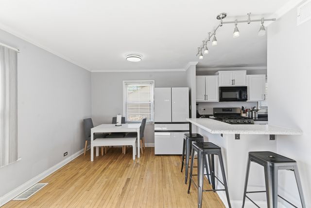 204 Woodlawn Drive, Mundelein, IL 60060