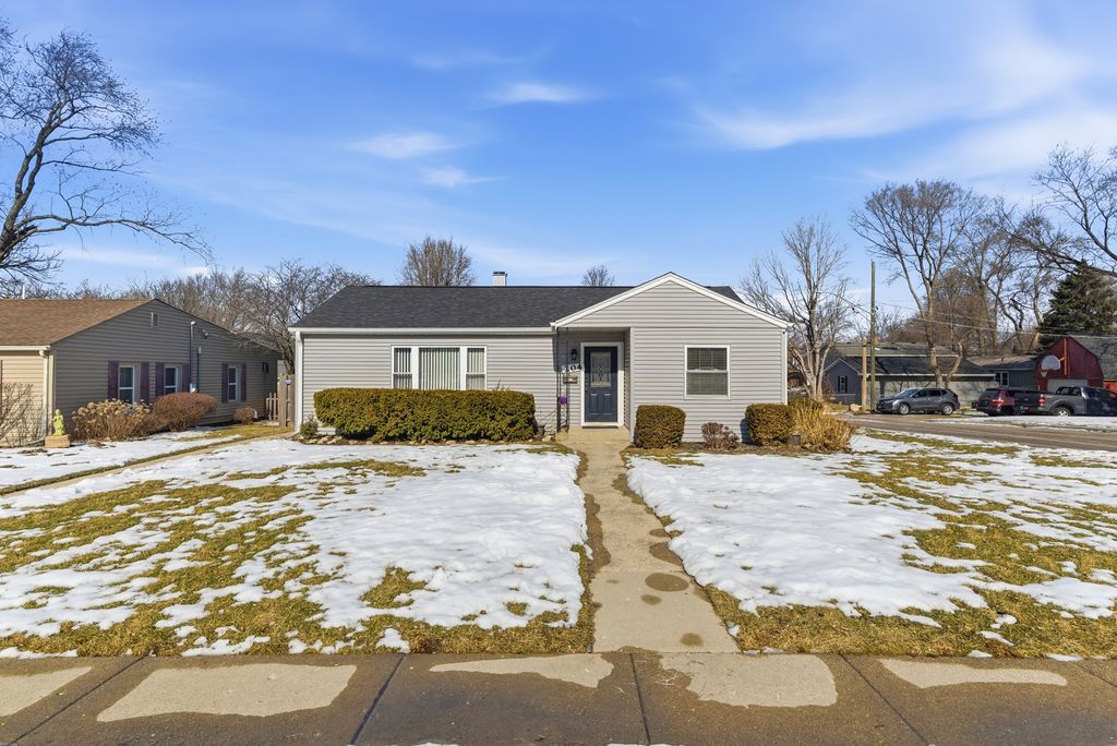 204 Woodlawn Drive, Mundelein, IL 60060