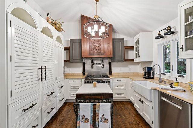 327 Peachtree Street, St Simons Island, GA 31522