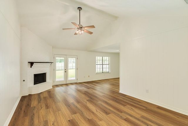 305 Freeman Boulevard, West Columbia, TX 77486