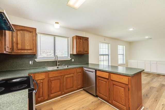 305 Freeman Boulevard, West Columbia, TX 77486