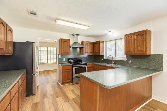 305 Freeman Boulevard, West Columbia, TX 77486